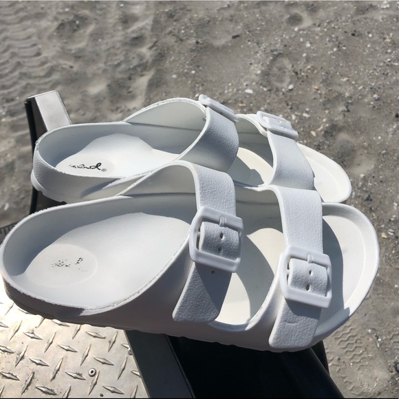 White sandals size 7 - Picture 2 of 3